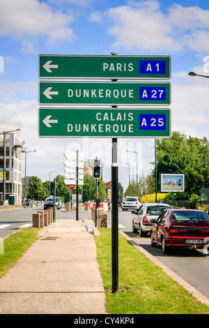 Französische Roadsign zeigt links nach Paris, Dunkerque und Calais Stockfoto