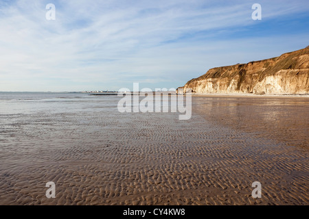 Blick entlang der wellige Sandstrand an Danes Dyke, nach Süden in Richtung Meer Stadt von Bridlington Yorkshires Ostküste Stockfoto