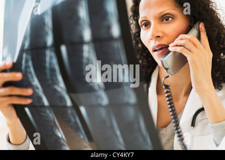 Scannen Sie weibliche Radiologe Beratung MRI, Jersey City, New Jersey, USA Stockfoto