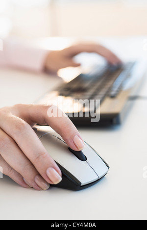 USA, New Jersey, Jersey City, Nahaufnahme von Frauenhand mit Computertastatur und Computer-Maus Stockfoto