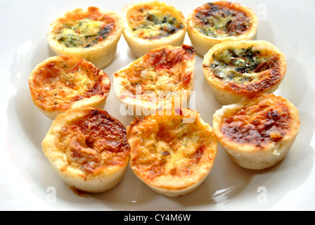 Spinat und kitschig Mini-Quiche Stockfoto