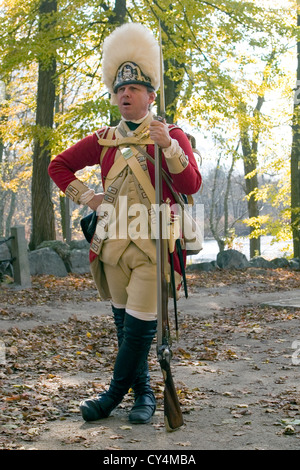 Ein britischer Soldat Reenactor spricht über den Unabhängigkeitskrieg an der Old North Bridge in Concord, Massachusetts Stockfoto