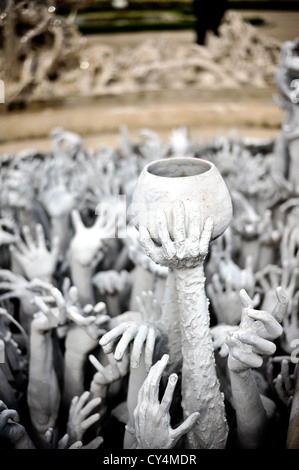 Die Hände der Statue aus der Hölle in Wat Rong Khun in Chiang Rai, Thailand Stockfoto