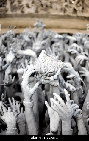 Die Hände der Statue aus der Hölle in Wat Rong Khun in Chiang Rai, Thailand Stockfoto