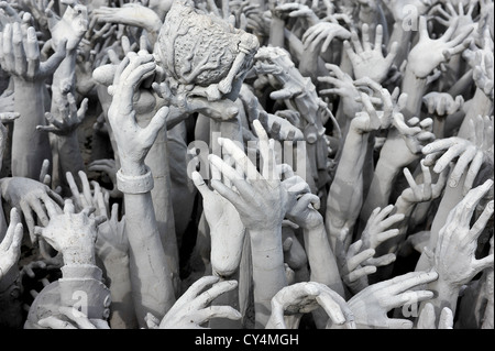 Die Hände der Statue aus der Hölle in Wat Rong Khun in Chiang Rai, Thailand Stockfoto