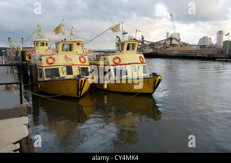 Englischen Küste. Die gelbe vertäut Brownsea Island Fähren für den Abend neben Poole Quay in Dorset. England, United Kingdom. Stockfoto