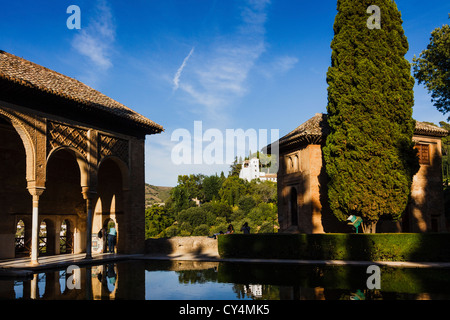 Torre de Las Damas und Oratorium an der Partal Gardens mit Generalfe Palast im Hintergrund. Palast von Alhambra, Granada, Spanien Stockfoto