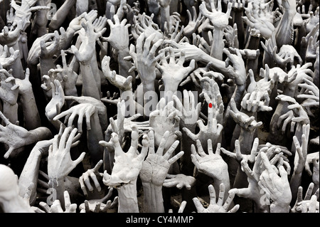 Hand aus der Hölle in Rong Khun Tempel, Nordthailand Chiang Rai Stockfoto