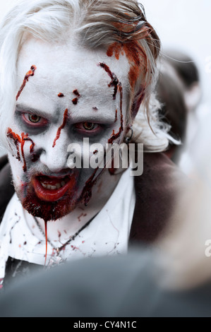 Zombie, die Teilnahme an der Brighton Zombie Parade 20. Oktober 2012 Stockfoto