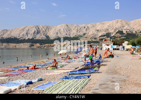 Menschen am Strand von Baska-Dorf auf der Insel Krk in Kroatien Stockfoto