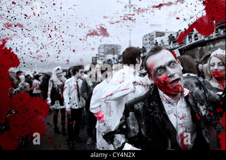 Zombies, die Teilnahme an der Brighton Zombie Parade 20. Oktober 2012 Stockfoto