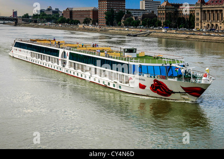 Die deutschen Fluss Kreuzfahrtschiff, A-Rosa Riva segelt durch Budapest an der Donau Stockfoto