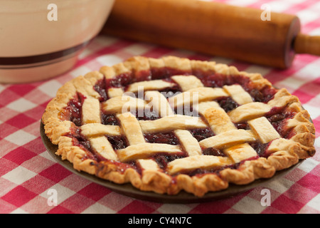 Hausgemachte Concord Trauben Kuchen kühl auf dem Tisch. Stockfoto