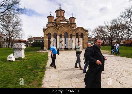 Serbisch-orthodoxe Priester und Besucher bei der UNESCO gelistet Gracanica Kloster, Kosovo. Stockfoto