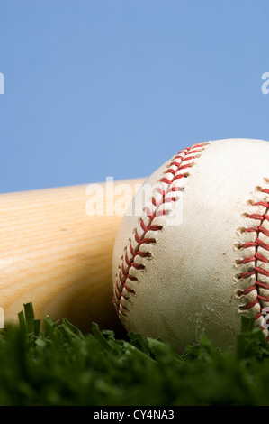 Baseball, die Verlegung auf dem Rasen mit Fledermaus und blauer Himmel Stockfoto