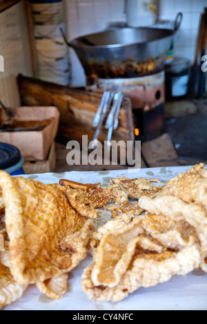 Chicharron Schweinefleisch Knistern mit Friteuse im Hintergrund (unscharf) auf Jamaika Markt in Colonia Jamaika im Bezirk Venustiano Carranza Stockfoto