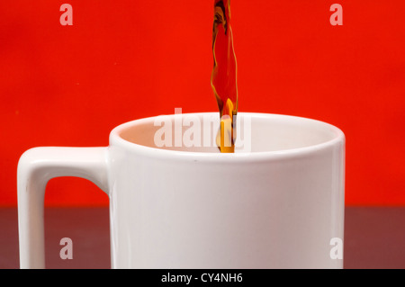 Leere weiße Kaffeebecher, fügen Sie Ihren eigenen Text oder Grafik Stockfoto