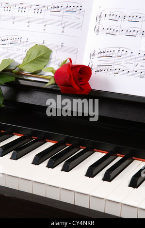 Noten mit Rose am Klavier Stockfoto