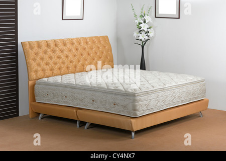 schönes Schlafzimmer Atmosphäre und die Weichheit der Matratze Frühling macht Sie einen schönen Traum Stockfoto