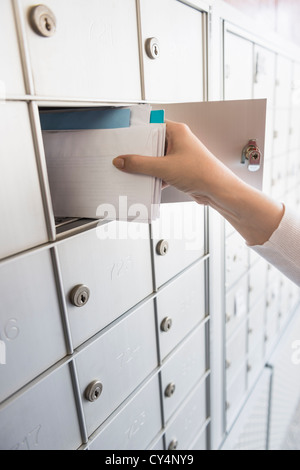 Frau, die Briefe von Sicherheit, Jersey City, New Jersey, USA Schließfach Stockfoto