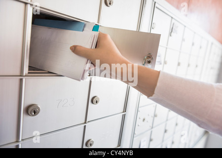 Frau, die Briefe von Sicherheit, Jersey City, New Jersey, USA Schließfach Stockfoto