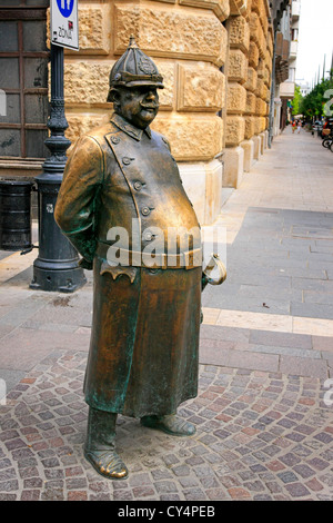 Statue des Polizisten auf Zrinyi Utca in Budapest Stockfoto