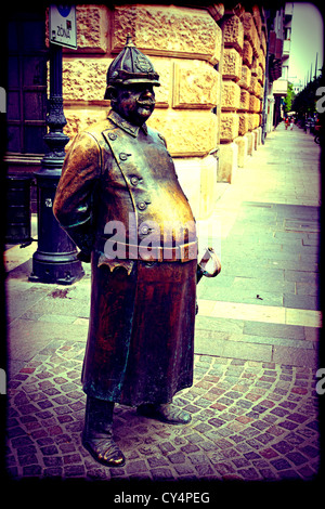 Statue des Polizisten auf Zrinyi Utca in Budapest Stockfoto