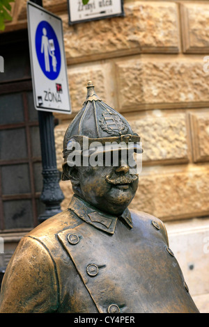 Statue des Polizisten auf Zrinyi Utca in Budapest Stockfoto