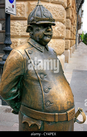 Statue des Polizisten auf Zrinyi Utca in Budapest Stockfoto