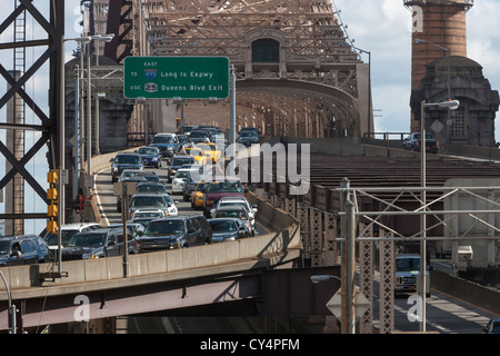 Mittags Verkehr tritt die Queensboro Bridge in New York City Manhattan aus Queens. Stockfoto