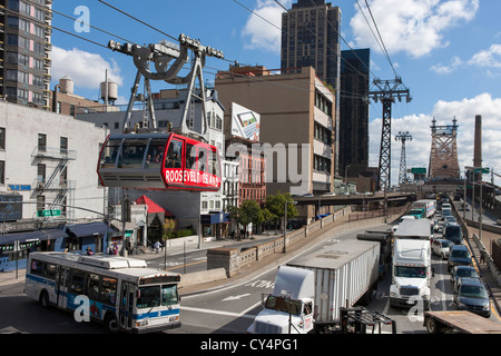 Verkehr auf der Queensboro Bridge ist blockiert, da die Roosevelt Island Tram über Kopf nach Roosevelt Island in New York City reist. Stockfoto