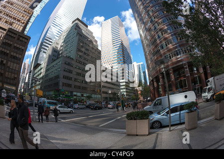 Ein Blick auf die Kreuzung der 53rd Street und Lexington Avenue, einschließlich das Lipstick Building und Citigroup Center in New York City. Stockfoto