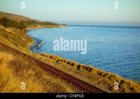 Amtrak Schienen entlang des Ozeans auf Hollister Ranch an der Küste von Gaviota in Kalifornien, USA. Stockfoto