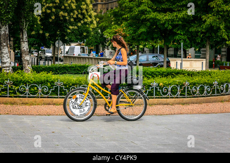 Junge Frau Reiten ein Mietwagen in Budapest Stockfoto