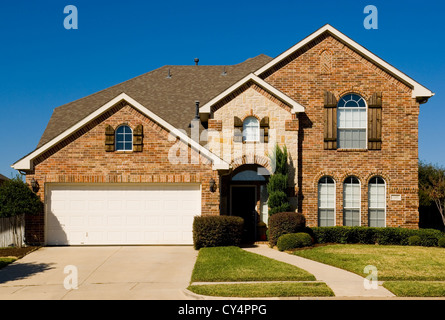 schönes zweistöckiges Haus mit schönen wolkenlosen blauen Himmel im Hintergrund Stockfoto