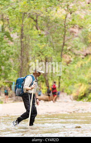 Mann über Virgin River bei The Narrows im Zion Nationalpark, Utah Stockfoto