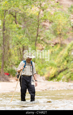 Mann über Virgin River bei The Narrows im Zion Nationalpark, Utah Stockfoto