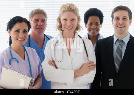 USA, New Jersey, Jersey City, Krankenhauspersonal mit Büroangestellte Stockfoto