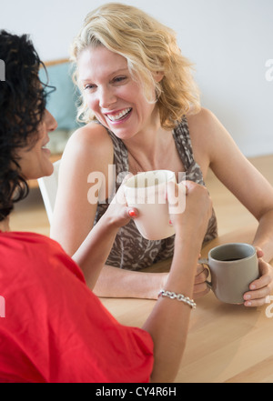 USA, New Jersey, Jersey City, Freundinnen tratschen Stockfoto
