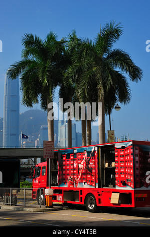 Ein Coca-Cola-Lastwagen vor dem Kowloon Star Ferry Terminal, Hongkong SAR Stockfoto