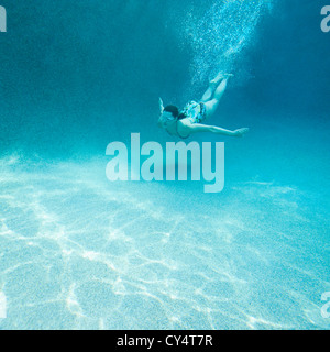 USA, Utah, St. Georg, junge attraktive Frau Tauchen im Schwimmbad Stockfoto