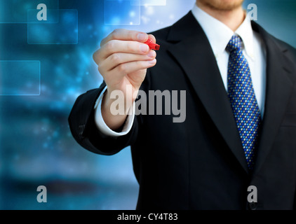 Junger Geschäftsmann hält einen roten Stift Stockfoto