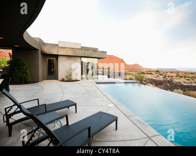 USA, Utah, St. Georg, modernen Luxus nach Hause mit Blick auf Swimming pool Stockfoto