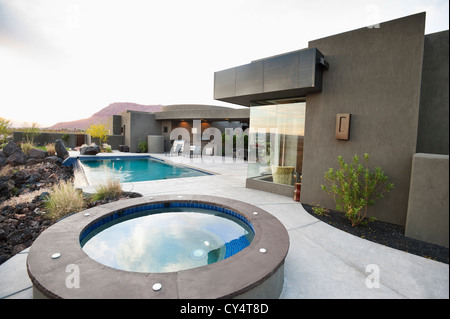 USA, Utah, St. Georg, modernen Luxus nach Hause mit Blick auf Swimming pool Stockfoto