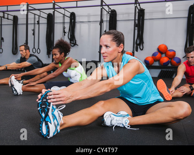 USA, California, Laguna Niguel, gemischtrassigen Gruppe von zwei Frauen, die aerobic im Fitness-Studio Stockfoto