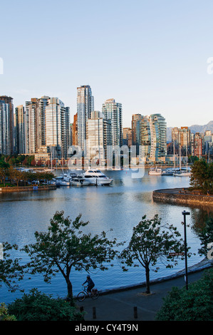 Eine malerische Aussicht auf Vancouver, Kanada. In dieser Ansicht; False Creek und die Skyline des Bezirks Yaletown im im Stadtzentrum gelegenen Kern Stockfoto