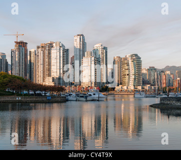 Eine malerische Aussicht auf Vancouver, Kanada. In dieser Ansicht; False Creek und die Skyline des Bezirks Yaletown im im Stadtzentrum gelegenen Kern. Stockfoto