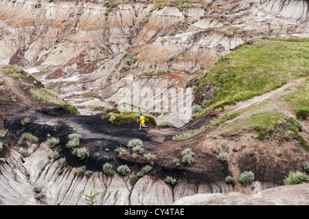 Ein Jugendlicher verläuft ein Wanderweg im Horseshoe Canyon, ein beliebtes Ausflugsziel in der Nähe der Stadt von Drumheller, Kanada Stockfoto