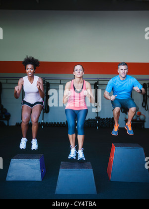 USA, California, Laguna Niguel, drei Personen in Step-Aerobic-Kurs Stockfoto