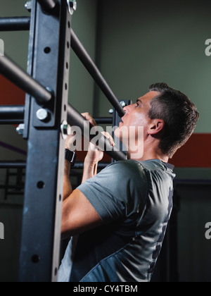 USA, California, Laguna Niguel, reifer Mann ihn hochziehen Stockfoto